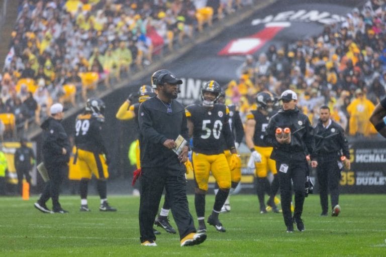 Mike Tomlin continuará como entrenador principal de los Steelers hasta